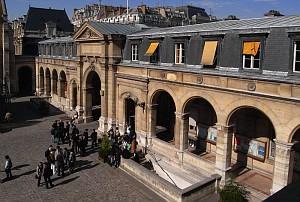 Elèves à l'entrée des amphithéâtres dans la cour d'Honneur. 