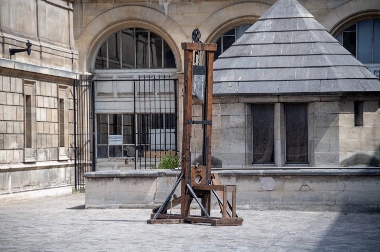 Guillotine dans la cour d'honneur