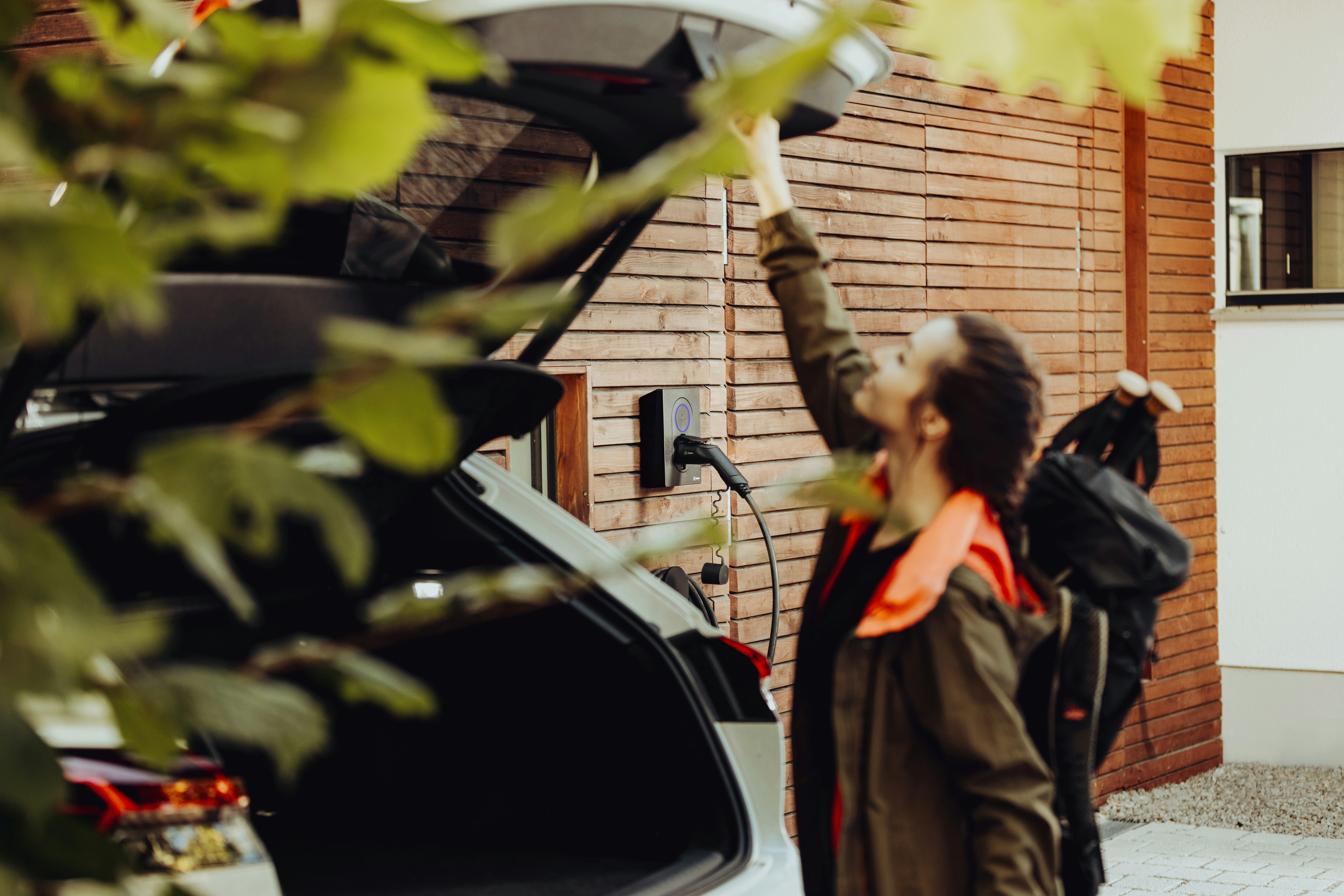 Femme avec voiture électrique